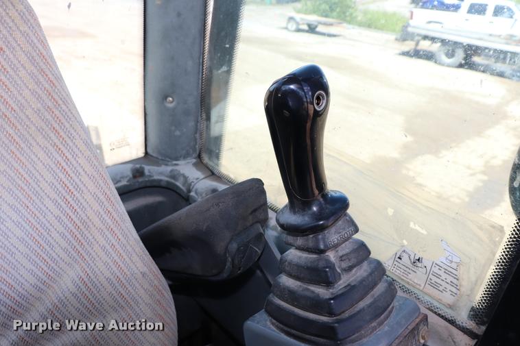 image for item DQ9438 2007 Bobcat 442C compact excavator