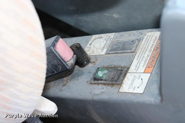 image for item DQ9438 2007 Bobcat 442C compact excavator