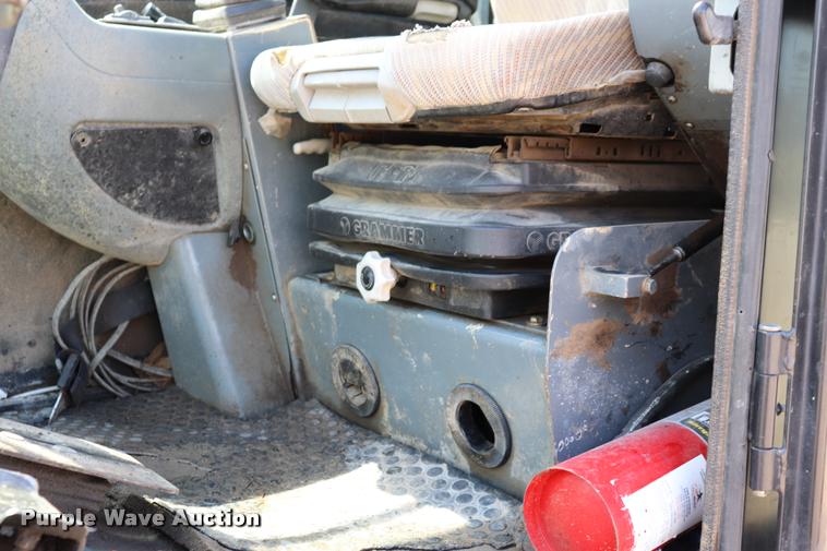 image for item DQ9438 2007 Bobcat 442C compact excavator