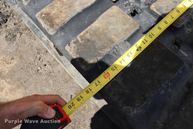 image for item DQ9438 2007 Bobcat 442C compact excavator