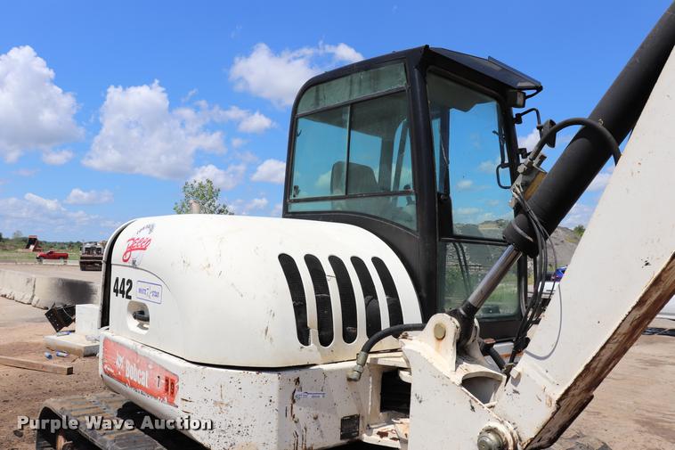 image for item DQ9438 2007 Bobcat 442C compact excavator