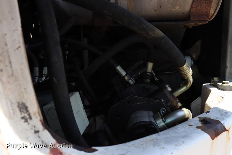 image for item DQ9438 2007 Bobcat 442C compact excavator