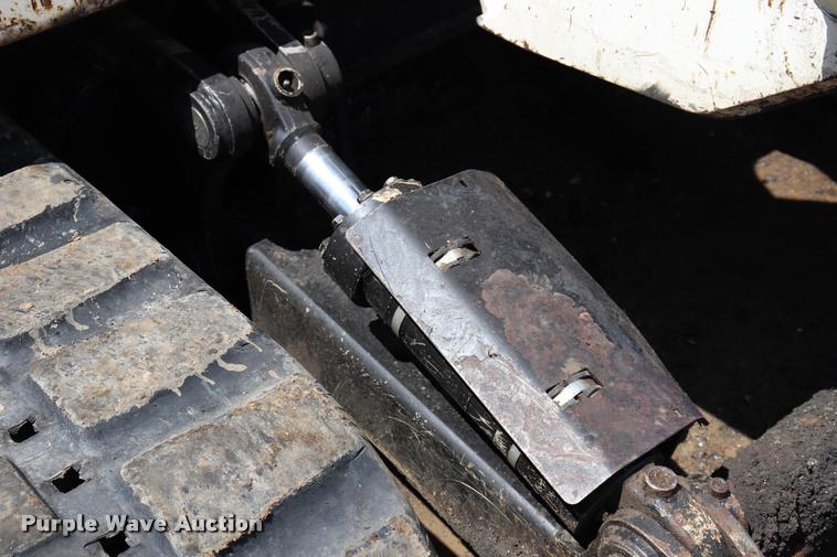 image for item DQ9438 2007 Bobcat 442C compact excavator