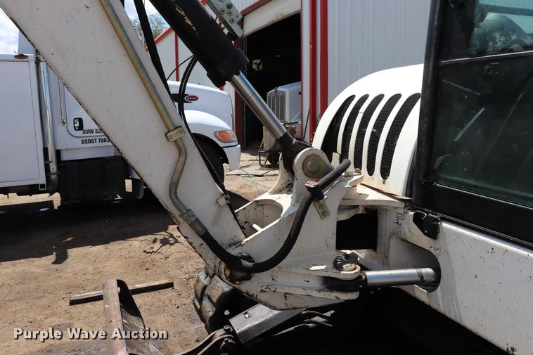 image for item DQ9438 2007 Bobcat 442C compact excavator