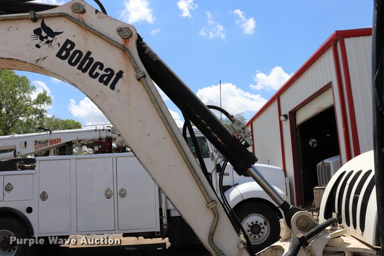 image for item DQ9438 2007 Bobcat 442C compact excavator