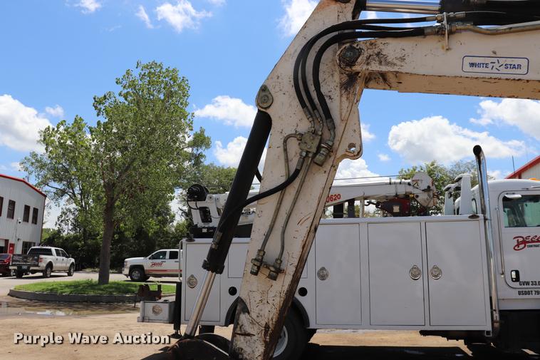 image for item DQ9438 2007 Bobcat 442C compact excavator