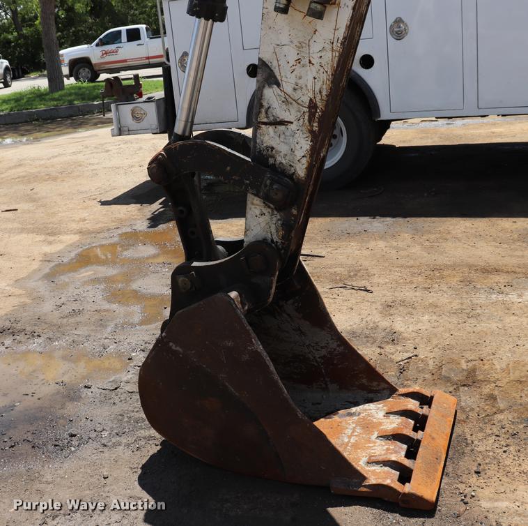 image for item DQ9438 2007 Bobcat 442C compact excavator