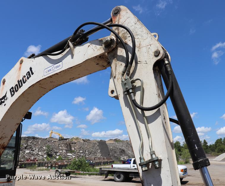 image for item DQ9438 2007 Bobcat 442C compact excavator