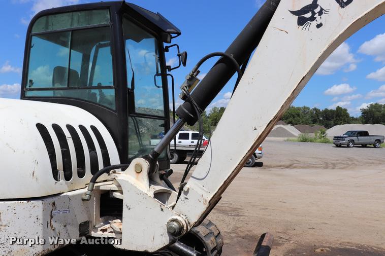image for item DQ9438 2007 Bobcat 442C compact excavator