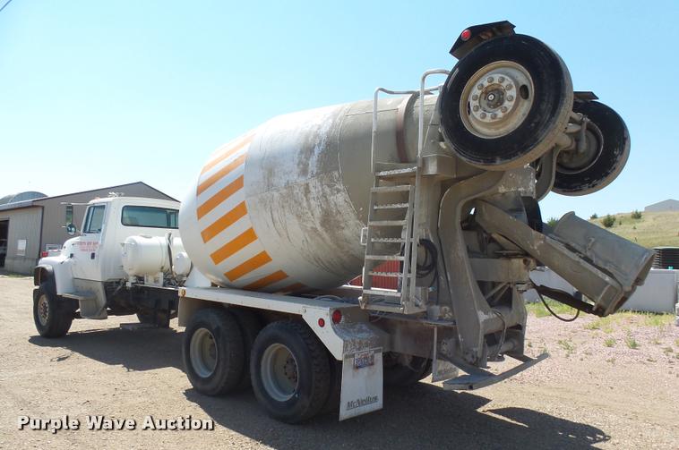 image for item J5441 1995 Ford LT9000 ready mix truck