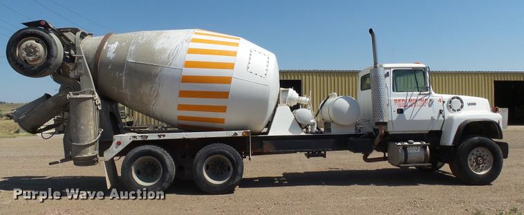 image for item J5441 1995 Ford LT9000 ready mix truck