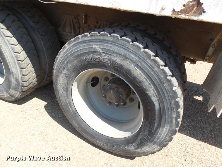 image for item J5441 1995 Ford LT9000 ready mix truck