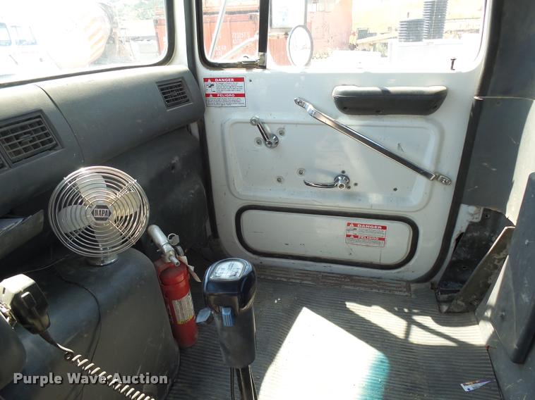 image for item J5441 1995 Ford LT9000 ready mix truck