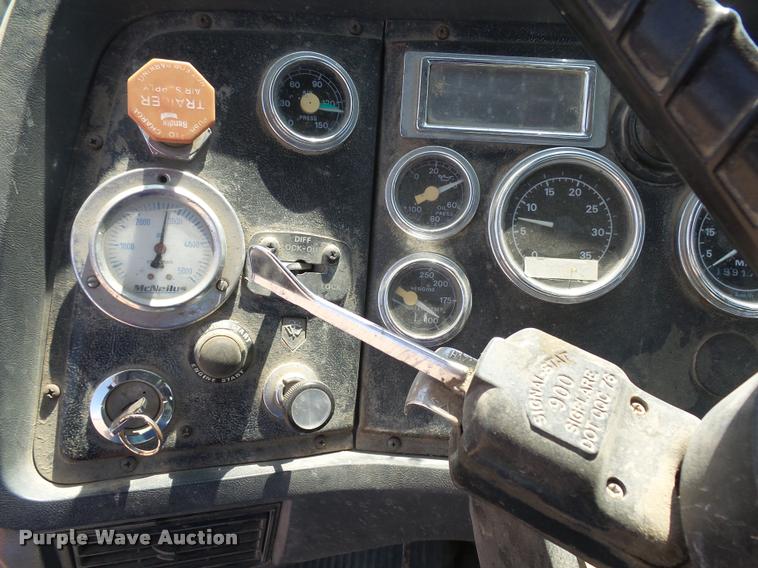 image for item J5441 1995 Ford LT9000 ready mix truck