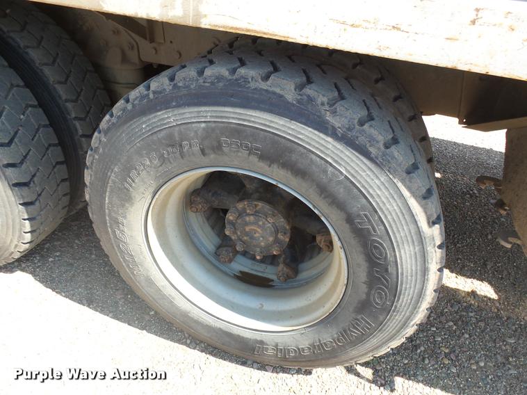 image for item J5443 1989 Ford LT8000 ready mix truck