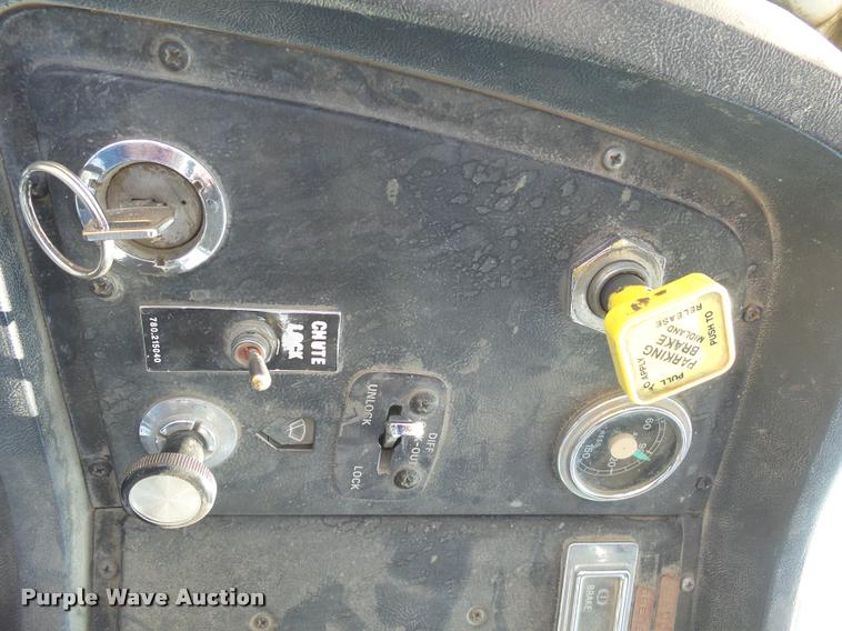 image for item J5443 1989 Ford LT8000 ready mix truck