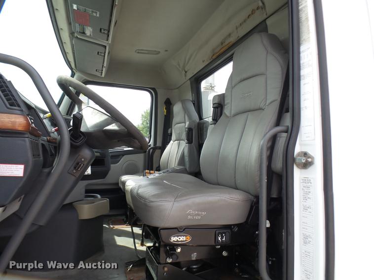 image for item K1780 2004 Volvo VHD rail road service truck with crane