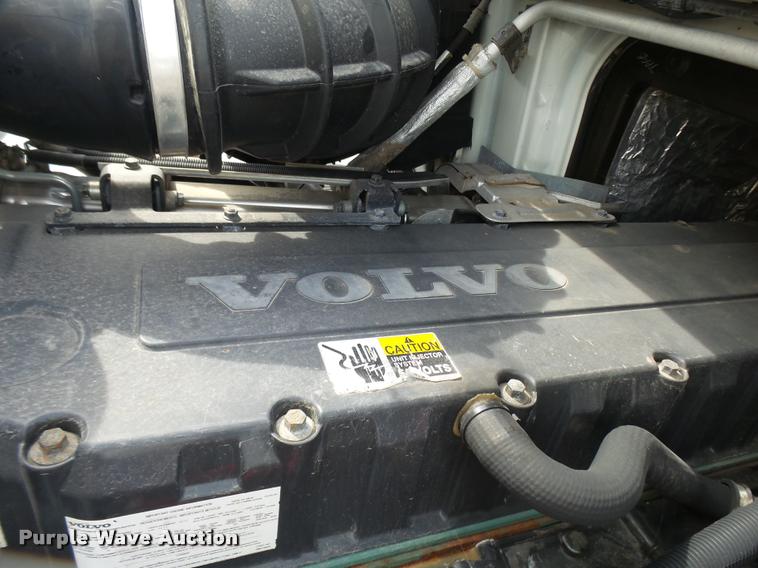 image for item K1780 2004 Volvo VHD rail road service truck with crane