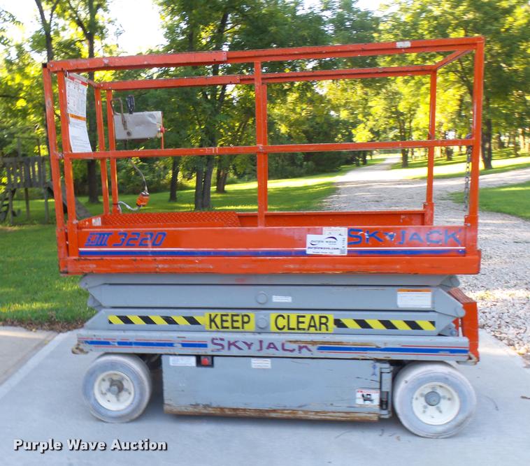 image for item K1782 Sky Jack SJIII 3220 scissor lift