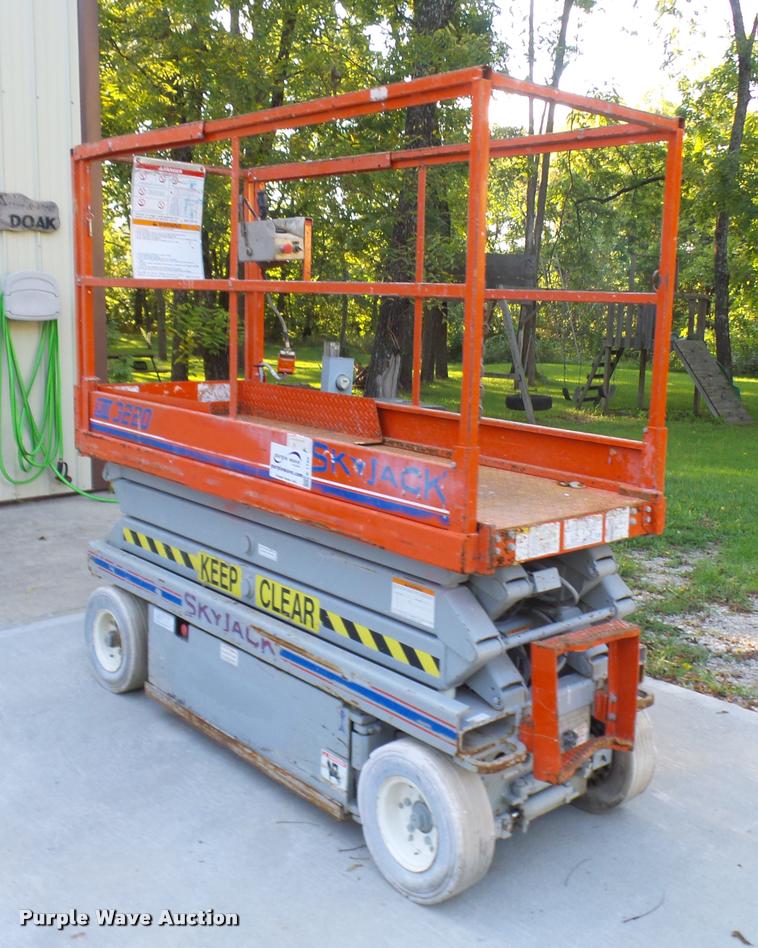 image for item K1782 Sky Jack SJIII 3220 scissor lift