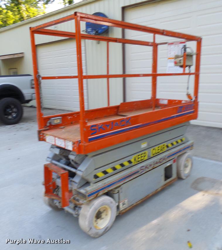 image for item K1782 Sky Jack SJIII 3220 scissor lift