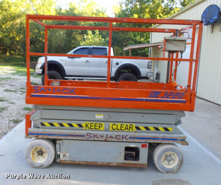 image for item K1782 Sky Jack SJIII 3220 scissor lift