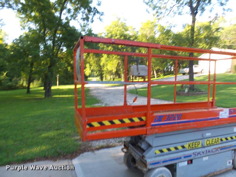 image for item K1782 Sky Jack SJIII 3220 scissor lift