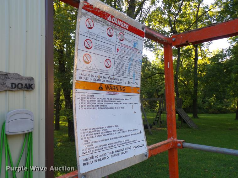 image for item K1782 Sky Jack SJIII 3220 scissor lift