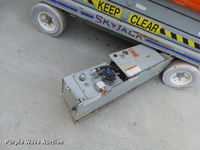 image for item K1782 Sky Jack SJIII 3220 scissor lift