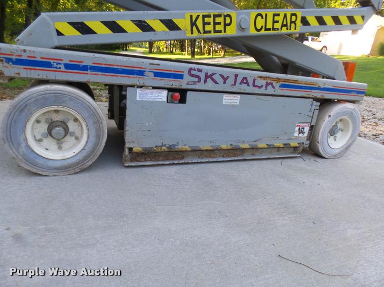 image for item K1782 Sky Jack SJIII 3220 scissor lift