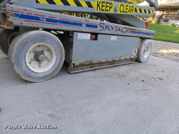 image for item K1782 Sky Jack SJIII 3220 scissor lift