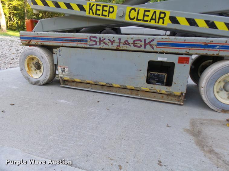 image for item K1782 Sky Jack SJIII 3220 scissor lift