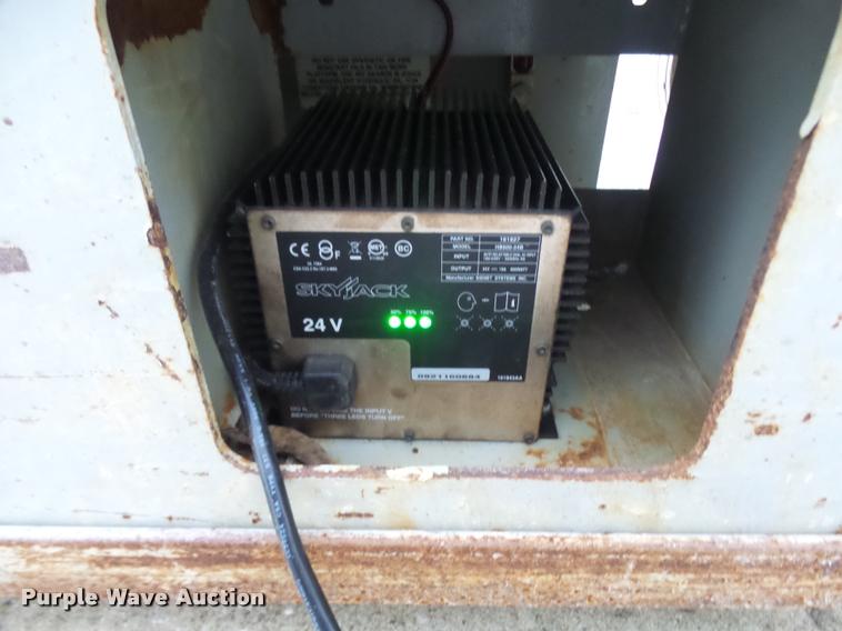 image for item K1782 Sky Jack SJIII 3220 scissor lift