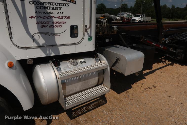 image for item K1824 2011 Peterbilt 348 roll off container truck
