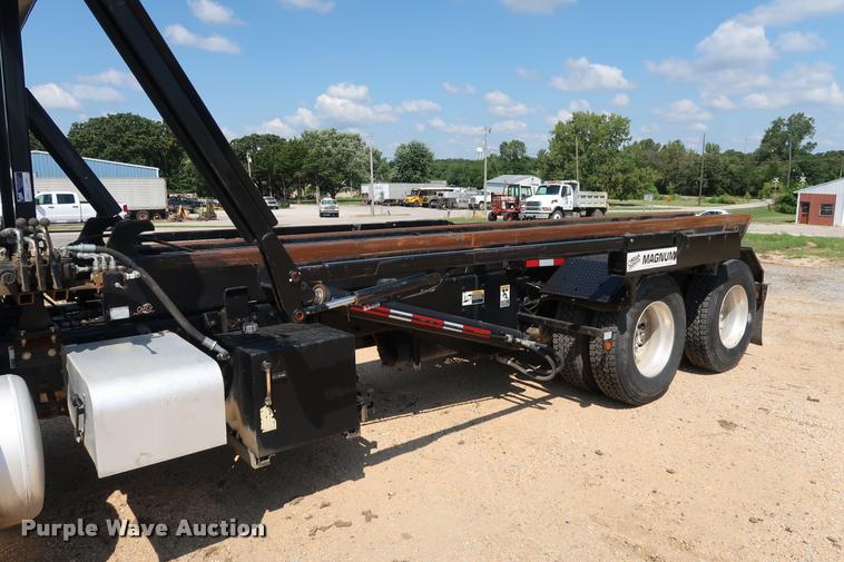 image for item K1824 2011 Peterbilt 348 roll off container truck