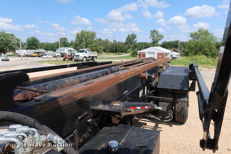 image for item K1824 2011 Peterbilt 348 roll off container truck