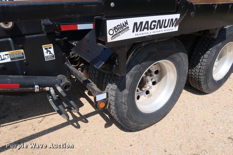 image for item K1824 2011 Peterbilt 348 roll off container truck