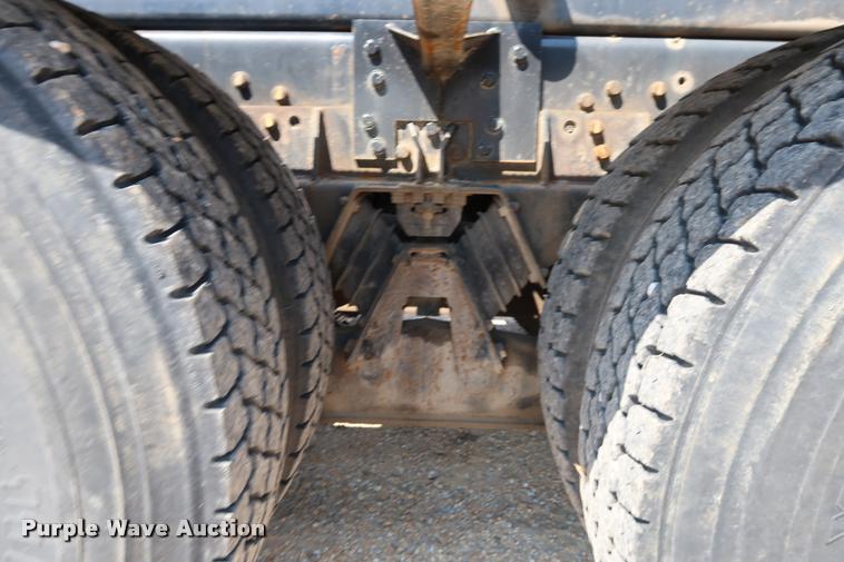 image for item K1824 2011 Peterbilt 348 roll off container truck