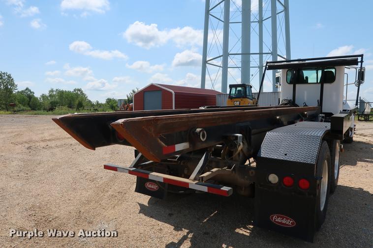 image for item K1824 2011 Peterbilt 348 roll off container truck