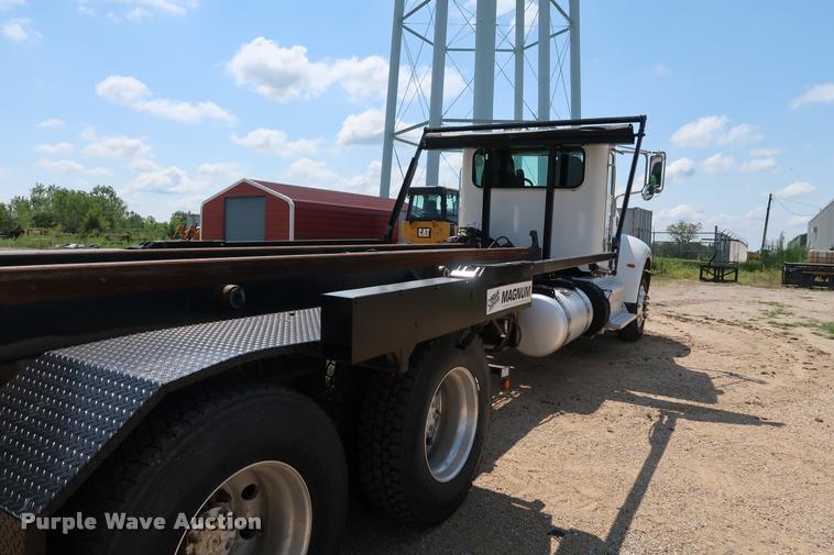 image for item K1824 2011 Peterbilt 348 roll off container truck