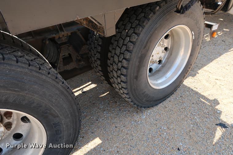 image for item K1824 2011 Peterbilt 348 roll off container truck