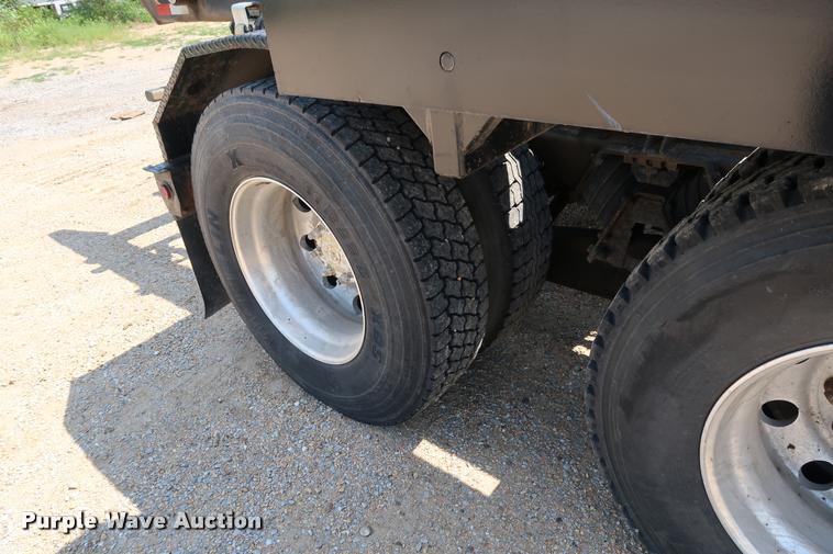 image for item K1824 2011 Peterbilt 348 roll off container truck