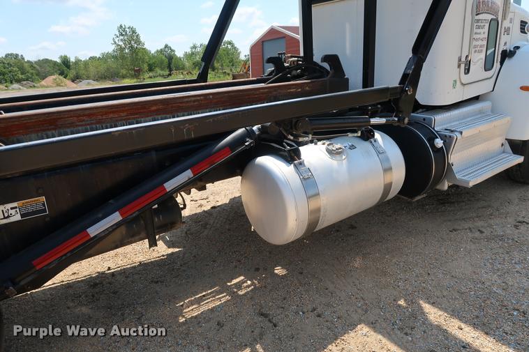 image for item K1824 2011 Peterbilt 348 roll off container truck