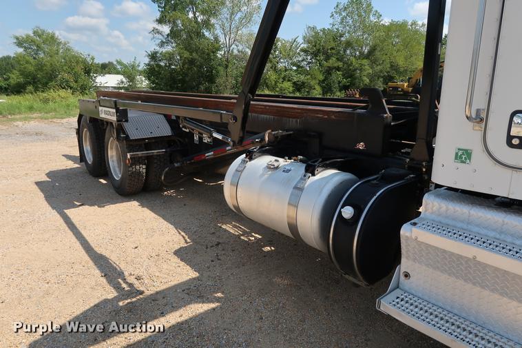 image for item K1824 2011 Peterbilt 348 roll off container truck