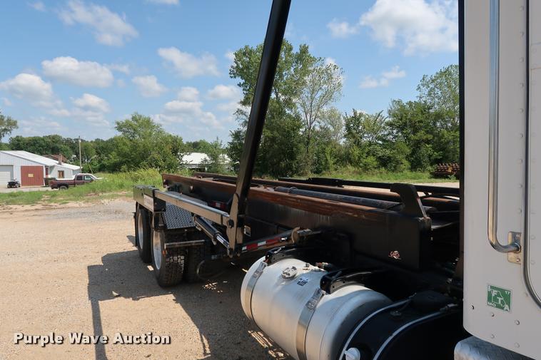 image for item K1824 2011 Peterbilt 348 roll off container truck