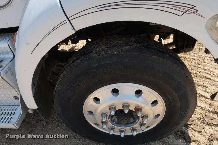 image for item K1824 2011 Peterbilt 348 roll off container truck