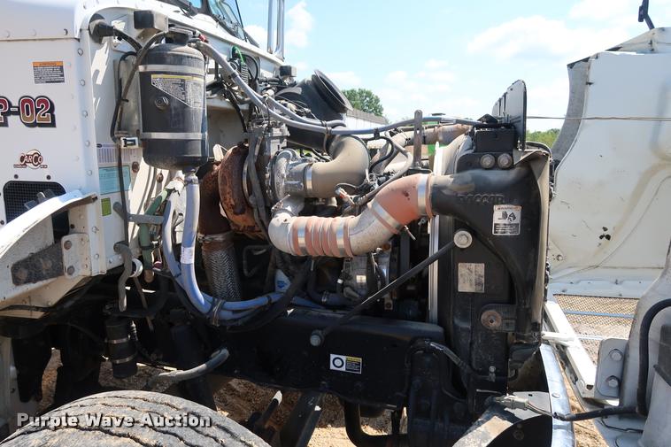 image for item K1824 2011 Peterbilt 348 roll off container truck