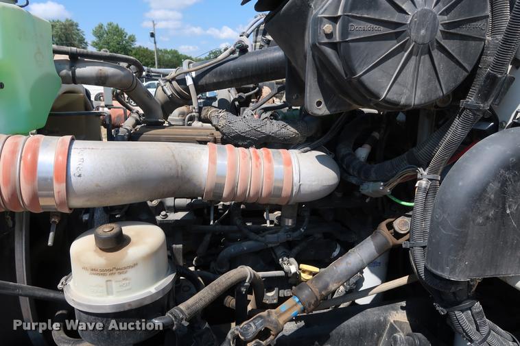 image for item K1824 2011 Peterbilt 348 roll off container truck