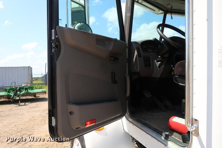 image for item K1824 2011 Peterbilt 348 roll off container truck