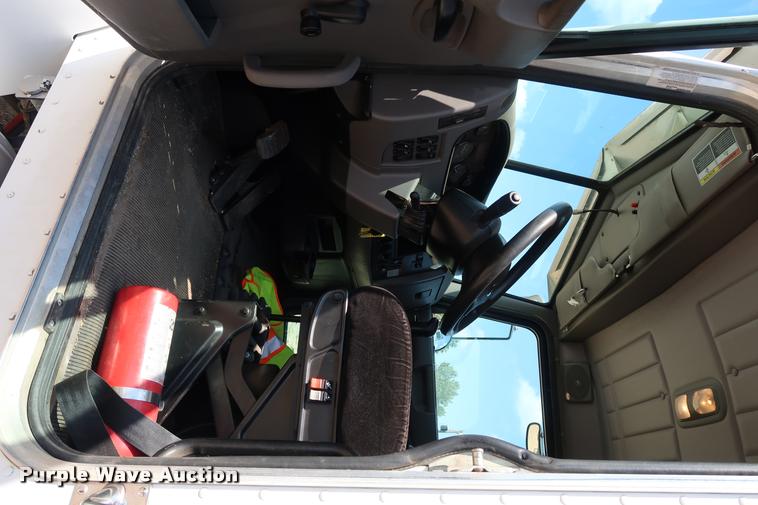 image for item K1824 2011 Peterbilt 348 roll off container truck